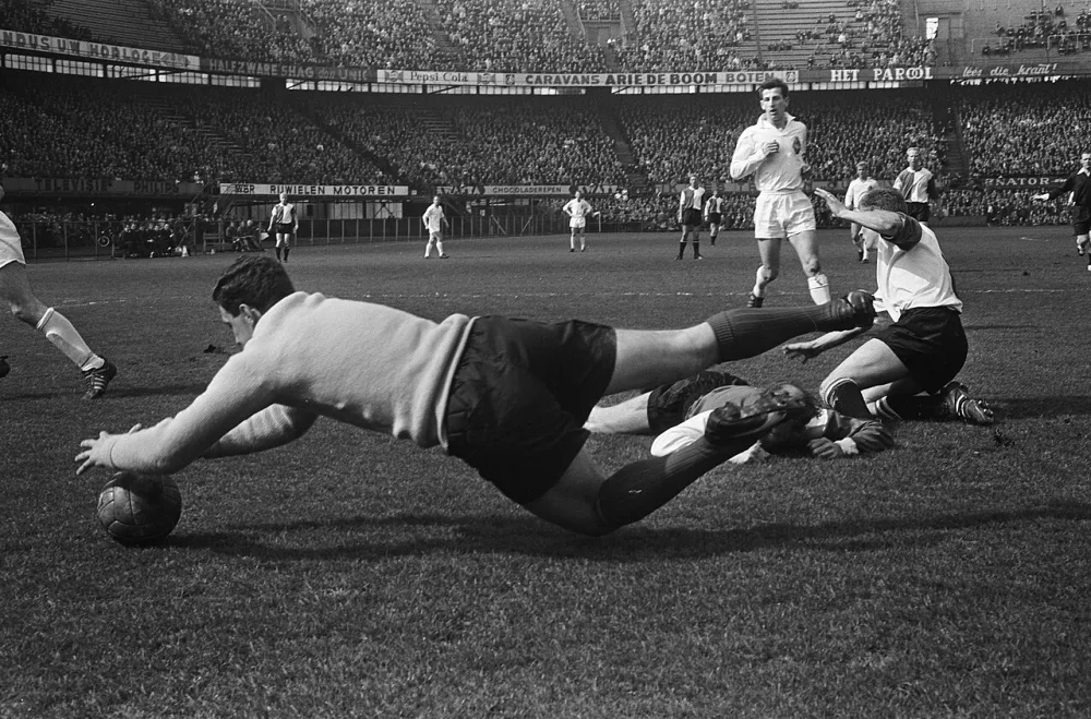 Feyenoord tegen Telstar 4-1, keeper Stuy stopt schot van Gerard 'Pummie' Bergholtz (r). Foto: Eric Koch / Anefo, Nationaal Archief (CC0).