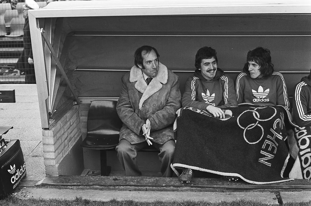 Feijenoord tegen FC Twente 3-0; hulptrainer Ad Zonderland (Feijenoord) o.a., kop. Foto: Hans Peters / Anefo, Nationaal Archief (CC0).