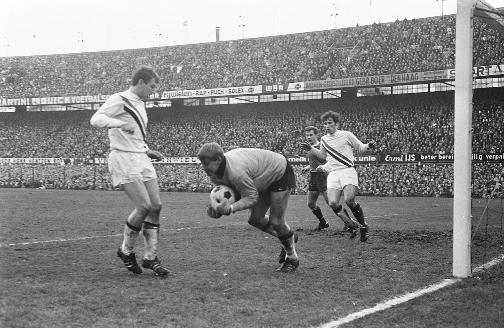 Feijenoord tegen FC Twente 3-0 nr. 10 : I. ten Donkelaar (rechts) i.a. Foto: Eric Koch / Anefo, Nationaal Archief (CC0).
