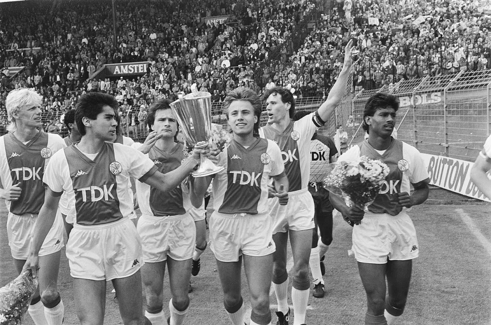 Match de football Ajax - Feyenoord (1-3) à Amsterdam. L'Ajax parade avec le trophée de la coupe des coupes remporté quatre jours plus tôt contre le Lokomotive Leipzig. De gauche à droite…. Foto: Bart Molendijk / Anefo, Nationaal Archief (CC0).