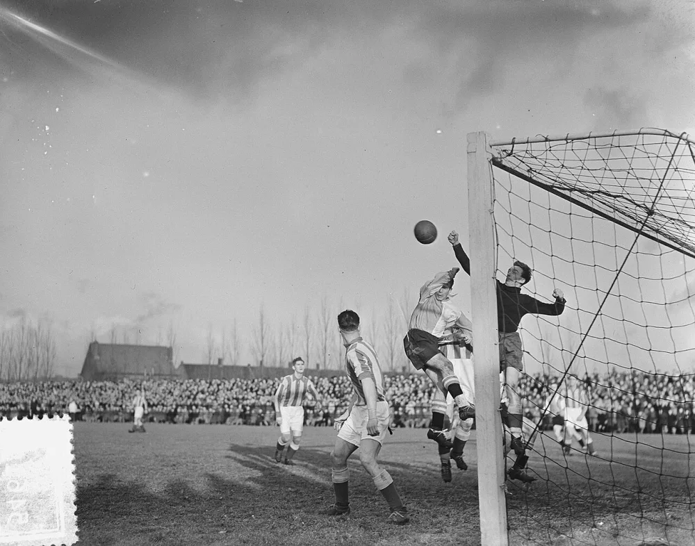 Voetbal Noad tegen Feijenoord. Keeper Huisman (Noad). Foto: J.D. Noske / Anefo, Nationaal Archief (CC0).