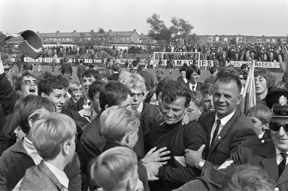 Elinkwijk tegen Feyenoord 1-5, keeper Curcic van Elinkwijk getroost door supporters. Foto: Ron Kroon / Anefo, Nationaal Archief (CC0).