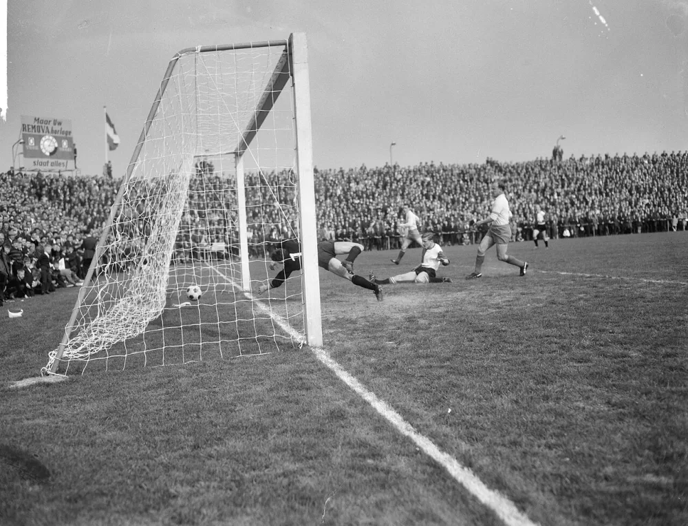 Sittardia tegen Feyenoord 0-2, eerste doelpunt van Feyeno ingeschoten door Venneker (rechts) keeper Crutsen geslagen. Foto: Joop van Bilsen / Anefo, Nationaal Archief (CC0).