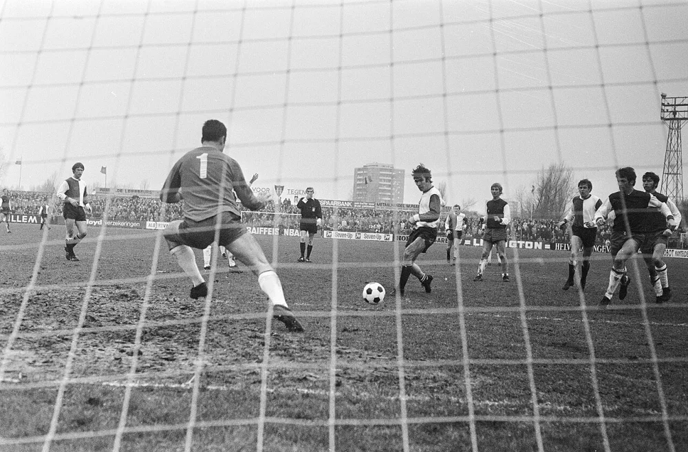 Haarlem tegen Feijenoord 0-1; doelpunt van Van Hanegem. Foto: Bert Verhoeff / Anefo, Nationaal Archief (CC0).