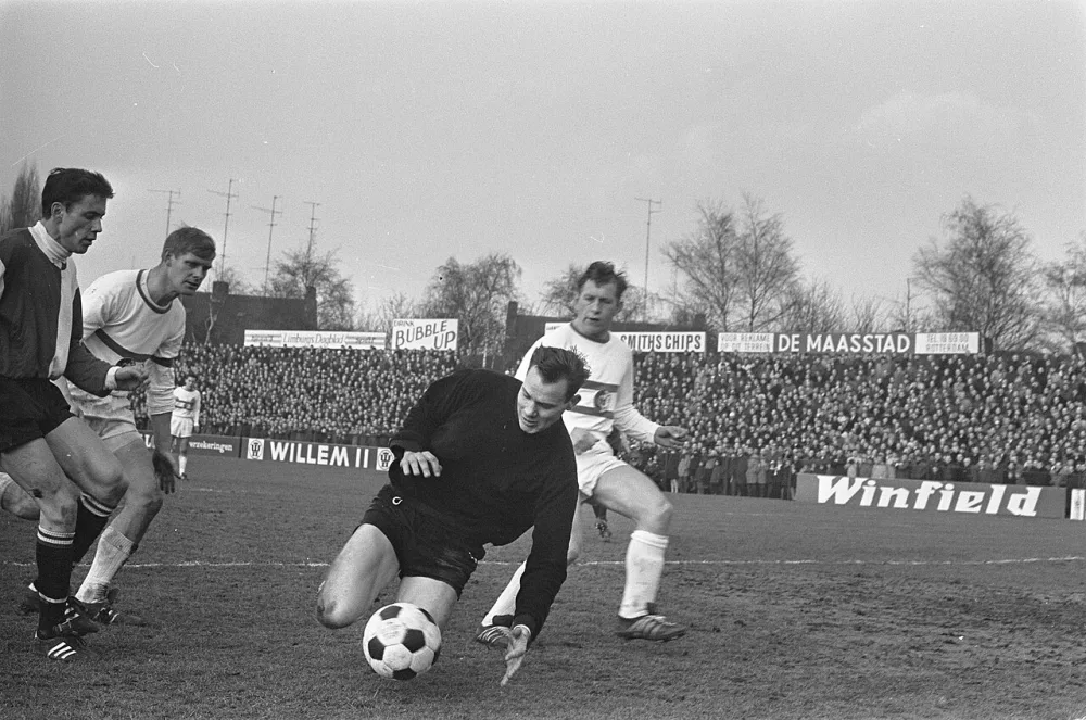 Fortuna 54 tegen Feyenoord 0-1, keeper Packbers weet de bal tot corner te verwerken. Foto: Jac. de Nijs / Anefo, Nationaal Archief (CC0).