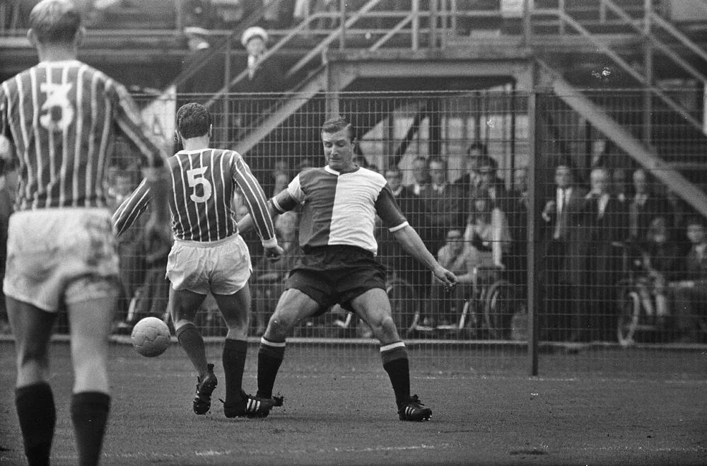 Feyenoord tegen Fortuna 54 : 6-0. Cor Veldhoen (Feyenoord) in aktie. Foto: Ron Kroon / Anefo, Nationaal Archief (CC0).