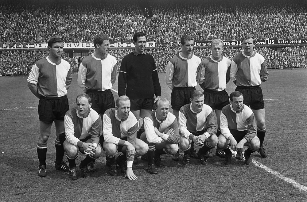 Voetbal. Feijenoord tegen GVAV 1-1, kampioenselftal Feyenoord. Staand vlnr. Veldhoen, Libregts, Pieters Graafland, Haak, Romeijn, Kraay. Gehurkt vlnr. Bergholtz, Groot, Kruiver, Venneker, Bouwmeester. Foto: Eric Koch / Anefo, Nationaal Archief (CC0).