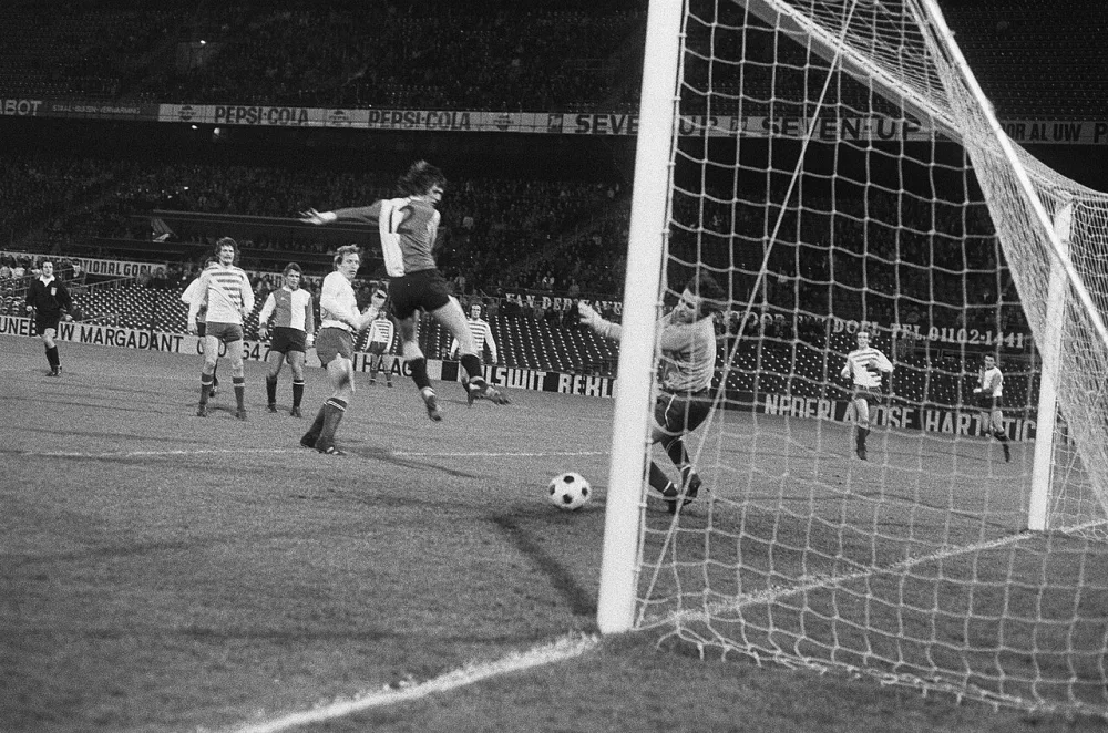 Schoenmaker passeert keeper Nordstrom: 2-0. Foto: fotograaf onbekend / Anefo, Nationaal Archief (CC0).