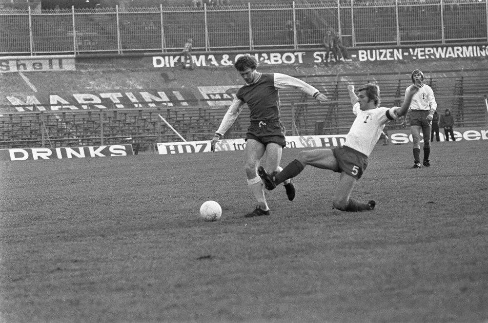 Amsterdam tegen Feyenoord 1-3, nummer 12 Wery (links) in duel met Kamminga. Foto: Hans Peters / Anefo, Nationaal Archief (CC0).