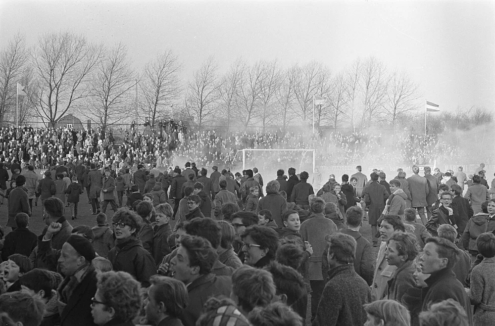 Telstar tegen Feyenoord 0-2, rookbommen op het voetbalveld. Foto: Ben Merk / Anefo, Nationaal Archief (CC0).