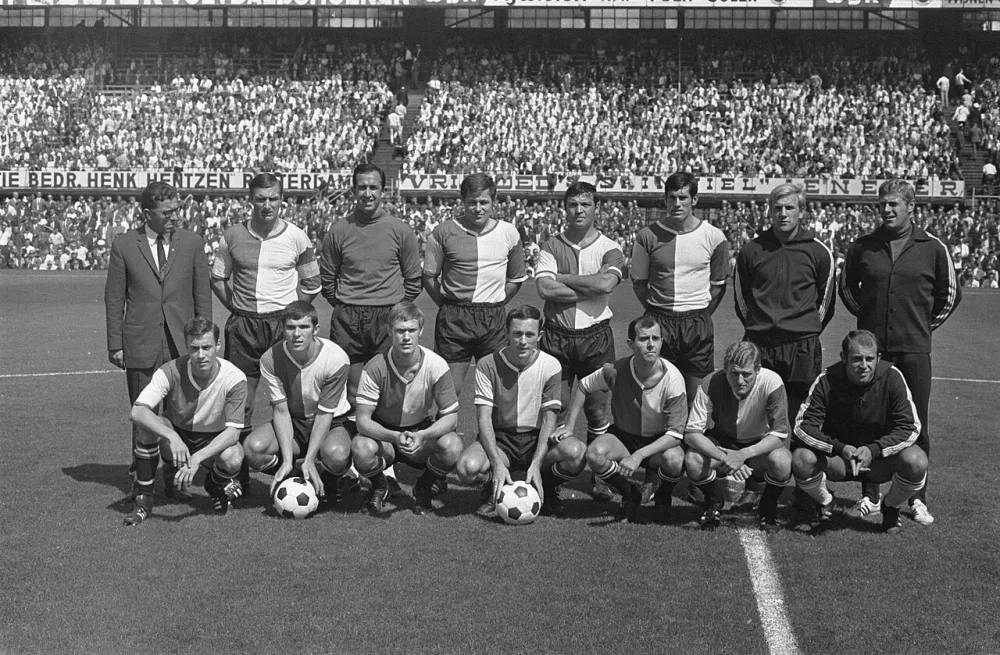 Het elftal van Feijenoord. Foto: fotograaf onbekend / Anefo, Nationaal Archief (CC0).