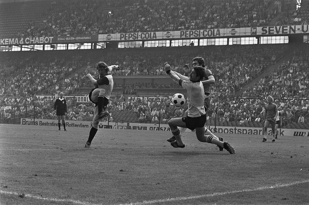 Feyenoorder Kreuz schiet tegen doelman De Jong op. Foto: fotograaf onbekend / Anefo, Nationaal Archief (CC0).