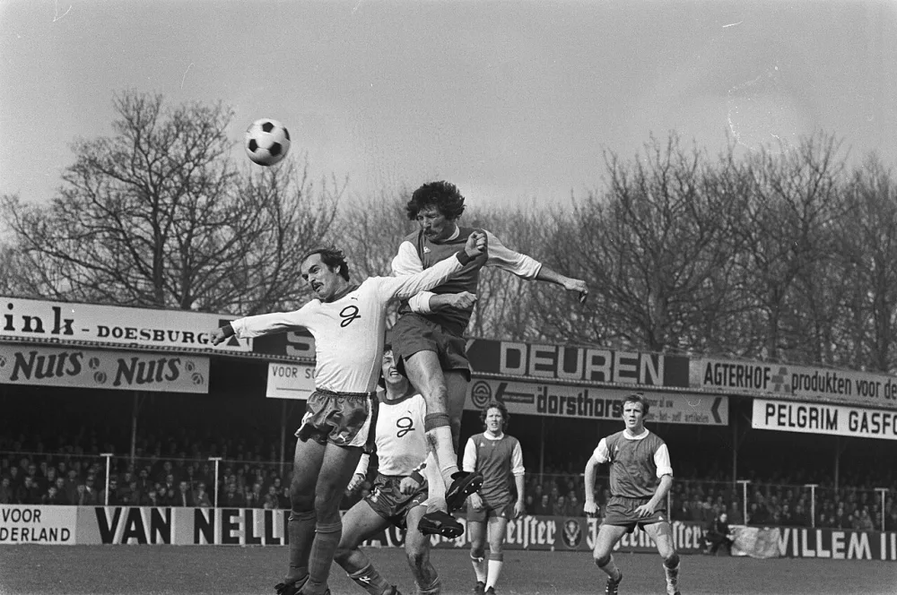 Willy Kreuz kopt tegen de lat. Foto: Rob C. Croes / Anefo, Nationaal Archief (CC0).