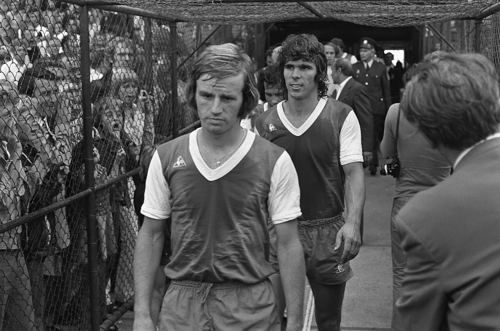 De spelers en de scheidsrechter verlaten het veld vanwege stakende Feyenoorders die een FC Utrecht doelpunt niet willen erkennen. Foto: fotograaf onbekend / Anefo, Nationaal Archief (CC0).