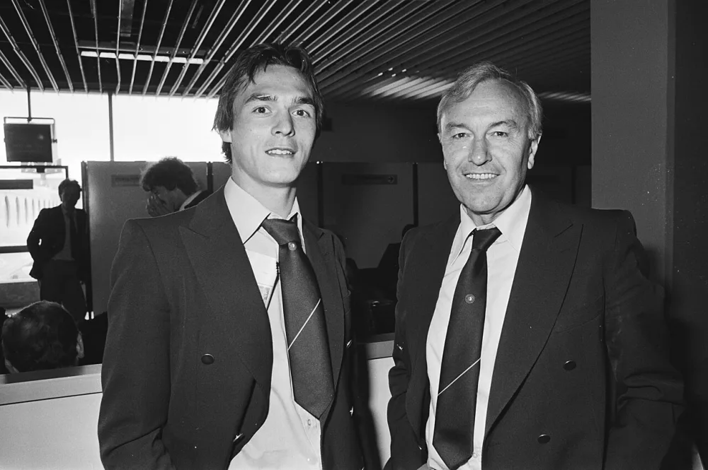 Jan Peters (links) en trainer Václav Ježek. Foto: Fernando Pereira / Anefo, Nationaal Archief (CC0).