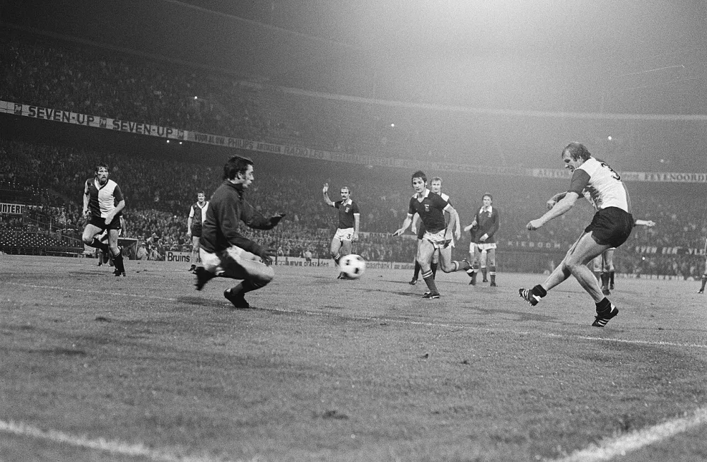 Feijenoord tegen Ipswichtown 1-2; Theo de Jong scoort enige doelpunt. Foto: Hans Peters / Anefo, Nationaal Archief (CC0).