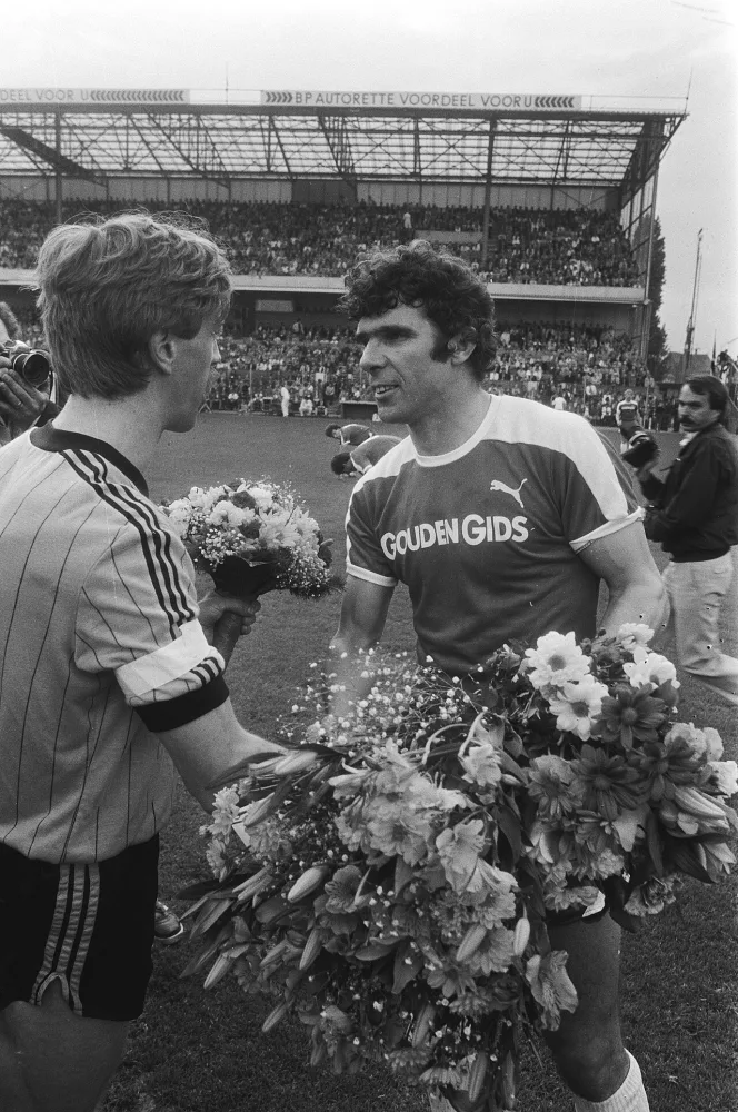 Wim van Hanegem (Feyenoord) krijgt bloemen na zijn laatste competitiewedstrijd, links NAC-aanvoerder Joore. Foto: Rob Bogaerts / Anefo, Nationaal Archief (CC0).