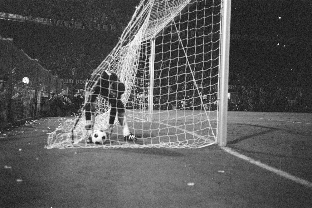 Feijenoord tegen UT Arad Roemenie 1-1 om Europa Cup ; doelman Gornea haalt bal uit net. Foto: Eric Koch / Anefo, Nationaal Archief (CC0).