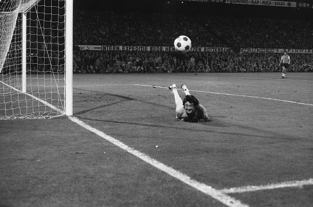 Feyenoord tegen Telstar 2-0, keeper Van de Meeren (Telstar) in actie. Foto: Hans Peters / Anefo, Nationaal Archief (CC0).