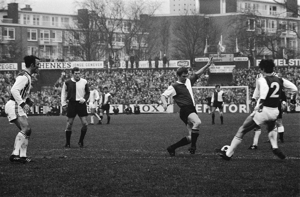 Holland Sport tegen Feyenoord 0-0. Willem van Hanegem (Feyenoord) in actie. Foto: Rob Mieremet / Anefo, Nationaal Archief (CC0).