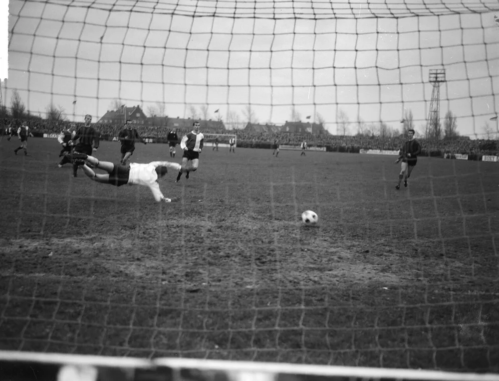 Bekervoetbal EDO tegen Feyenoord 1-3, spelmoment. Foto: Joop van Bilsen / Anefo, Nationaal Archief (CC0).
