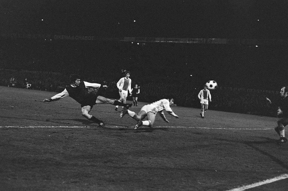 Swart kopt vallend de 1-1 voor Ajax in. Foto: fotograaf onbekend / Anefo, Nationaal Archief (CC0).
