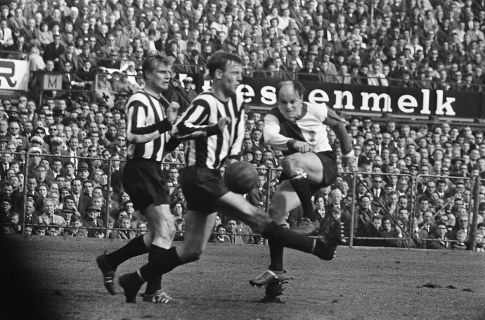 Feyenoord tegen Heracles 5-0, Gerard 'Pummie' Bergholtz in duel met Van Dalen en Veenstra (beide Heracles). Foto: Eric Koch / Anefo, Nationaal Archief (CC0).