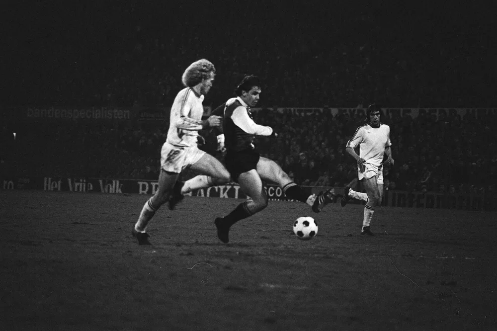 Spelmoment. Foto: Koen Suyk / Anefo, Nationaal Archief (CC0).