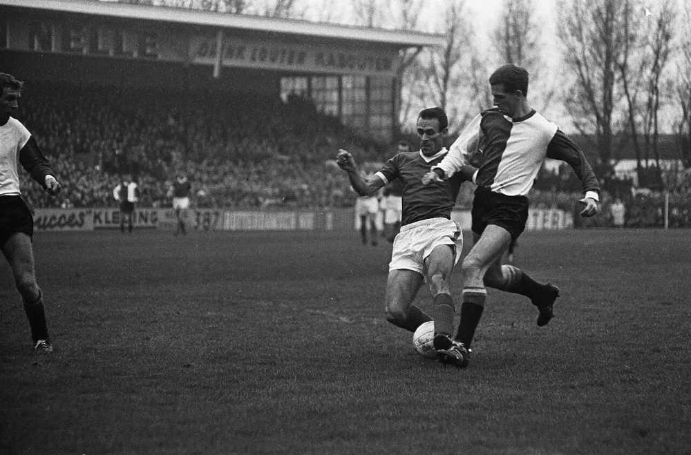 Sparta tegen Feyenoord 0-0. Tony van Ede in duel met Guus Haak. Foto: Eric Koch / Anefo, Nationaal Archief (CC0).