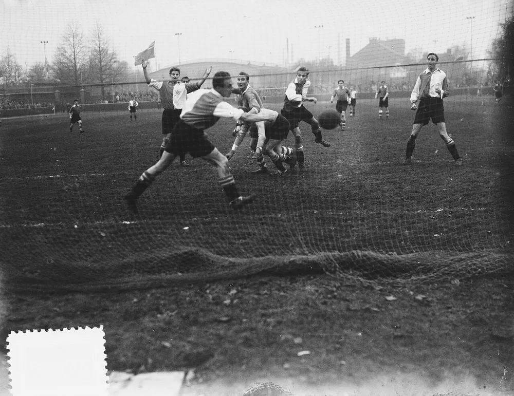 Voetbal PSV tegen Feijenoord. Spelmoment. Foto: Wim van Rossem / Anefo, Nationaal Archief (CC0).