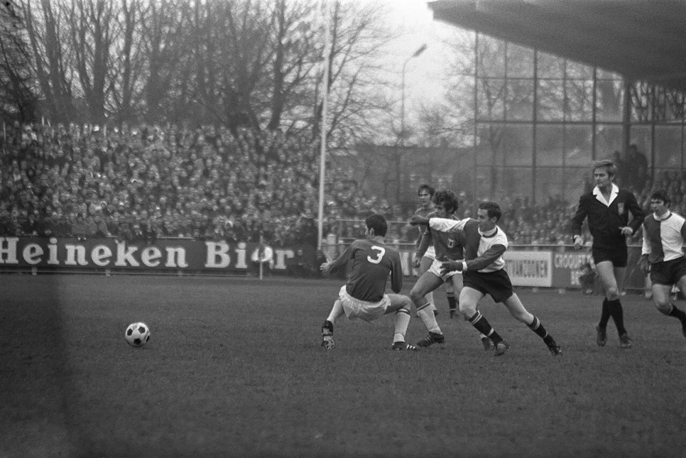 AZ 67 tegen Feyenoord 1-1. Spelmoment. Foto: Bert Verhoeff / Anefo, Nationaal Archief (CC0).