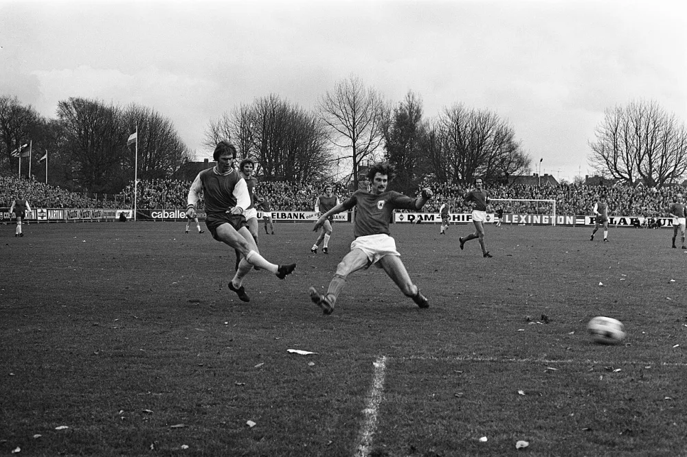 AZ67 tegen Feyenoord 0-2, Wery (links) scoort 0-2. Foto: Bert Verhoeff / Anefo, Nationaal Archief (CC0).