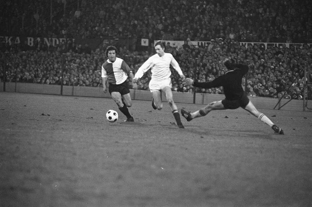 Feyenoord tegen Ajax 1-5, Cruijff scoort 1-4, links Lasero en rechts keeper Treytel. Foto: Rob Mieremet / Anefo, Nationaal Archief (CC0).