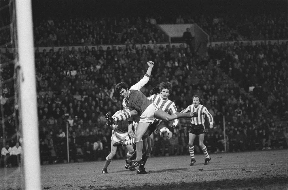PSV tegen Feyenoord 1-2. Wim van Hanegem in duel met PSV-ers. Foto: Hans van Dijk / Anefo, Nationaal Archief (CC0).
