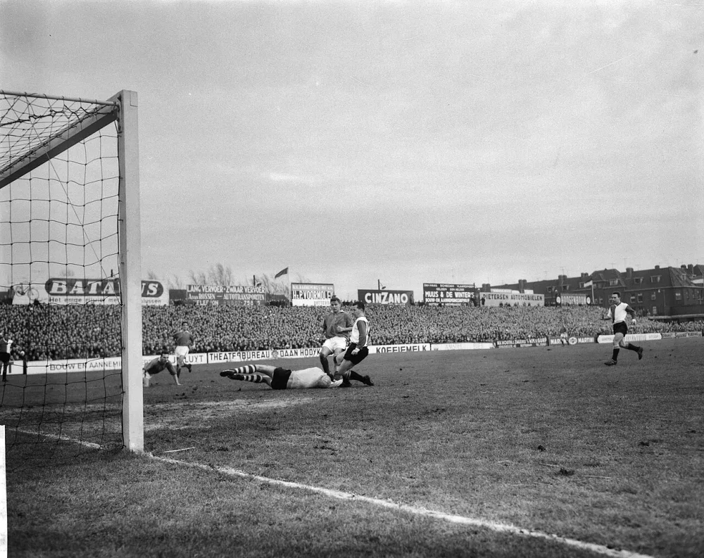 Voetbal. Sparta tegen Feijenoord 1-3. Spelmoment, scrimmage tussen Sparta-keeper Van Leeuwen, verdediger De Koning en Henk Schouten (Feijenoord). Links liggend op de grond Visser. Foto: Eric Koch / Anefo, Nationaal Archief (CC0).