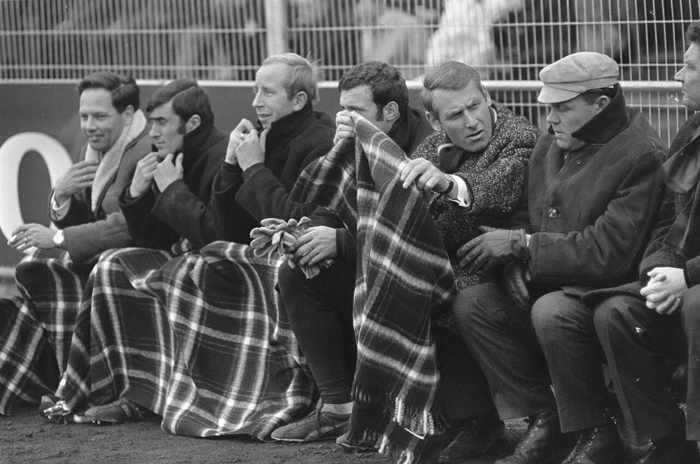Ajax-Feijenoord 0-1 op het Ajax bankje v.l.n.r. Swart, Groot, Stuy, Brom en trainer Michels. Foto: Jac. de Nijs / Anefo, Nationaal Archief (CC0).