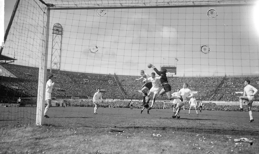 Ajax tegen Feyenoord 1-1 in Olympisch Stadion , spelmoment. Foto: Joop van Bilsen / Anefo, Nationaal Archief (CC0).
