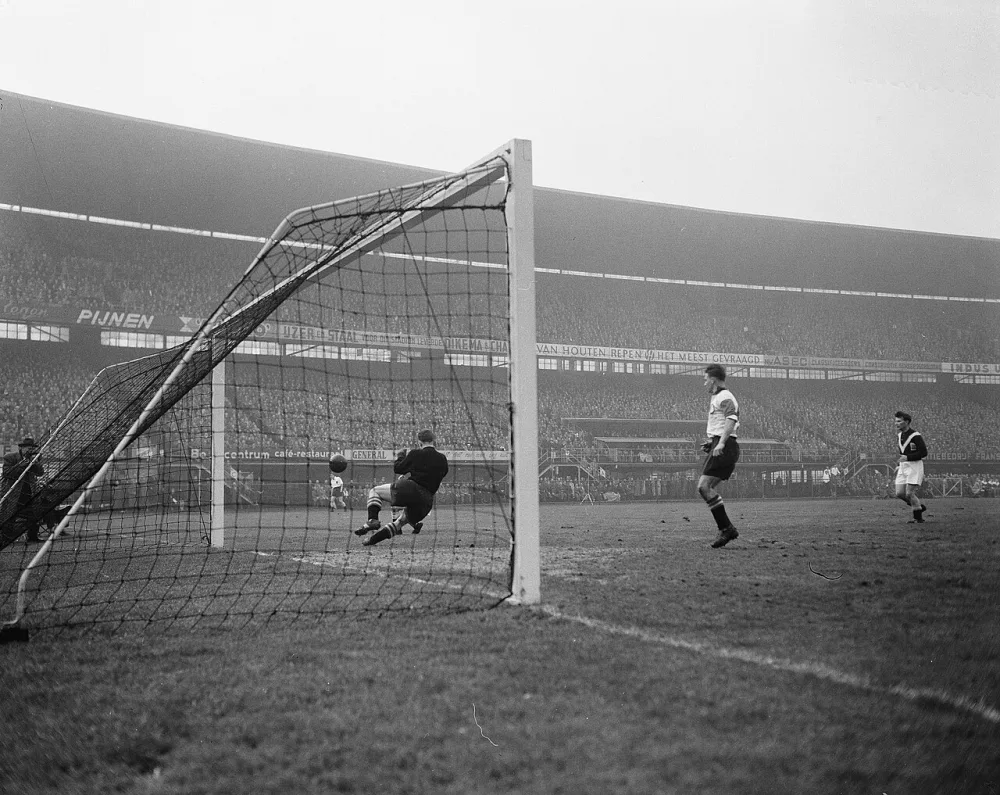 Voetbal Feijenoord tegen SC Enschede 2-2. Foto: Joop van Bilsen / Anefo, Nationaal Archief (CC0).