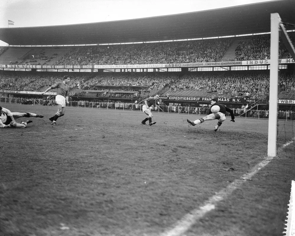 Feyenoord tegen NAC 2-0. Bennaars scoort 1-0. Foto: Herbert Behrens / Anefo, Nationaal Archief (CC0).