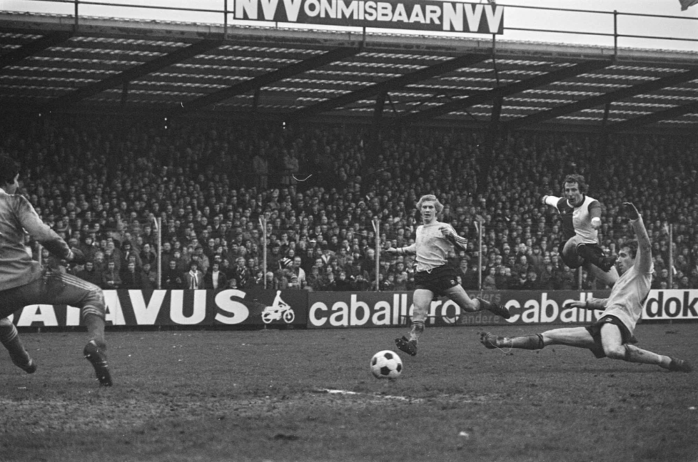 NAC tegen Feijenoord 2-2; Schneider scoort tussen NAC-spelers door. Foto: Bert Verhoeff / Anefo, Nationaal Archief (CC0).