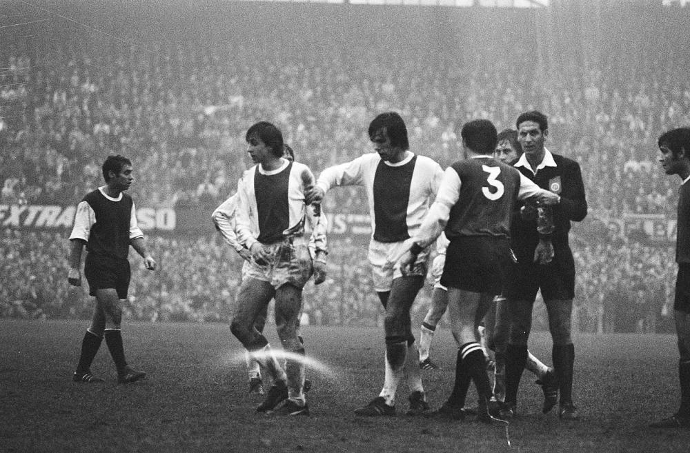 Scheidsrechter Van der Kroft met spelers. Foto: fotograaf onbekend / Anefo, Nationaal Archief (CC0).