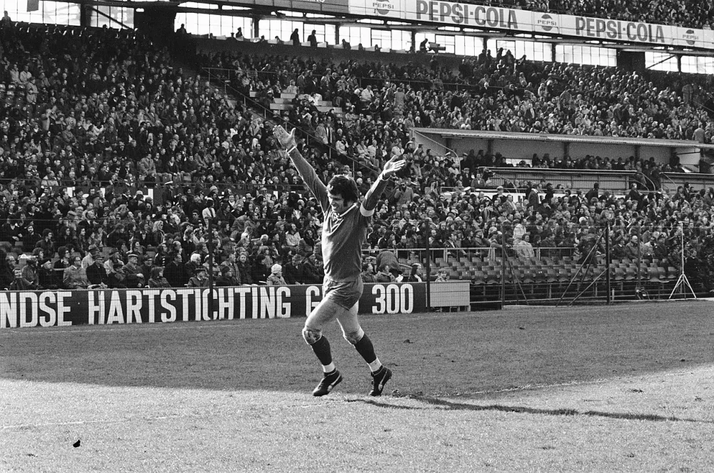 Feyenoord tegen FC Amsterdam 1-2, Jan Jongbloed juicht na tweede doelpunt. Foto: Bert Verhoeff / Anefo, Nationaal Archief (CC0).