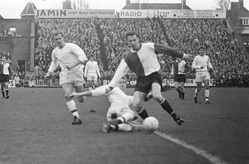 Sparta tegen Feyenoord 1-1. Kindvall in duel met drie Sparta-verdedigers. Foto: Jac. de Nijs / Anefo, Nationaal Archief (CC0).
