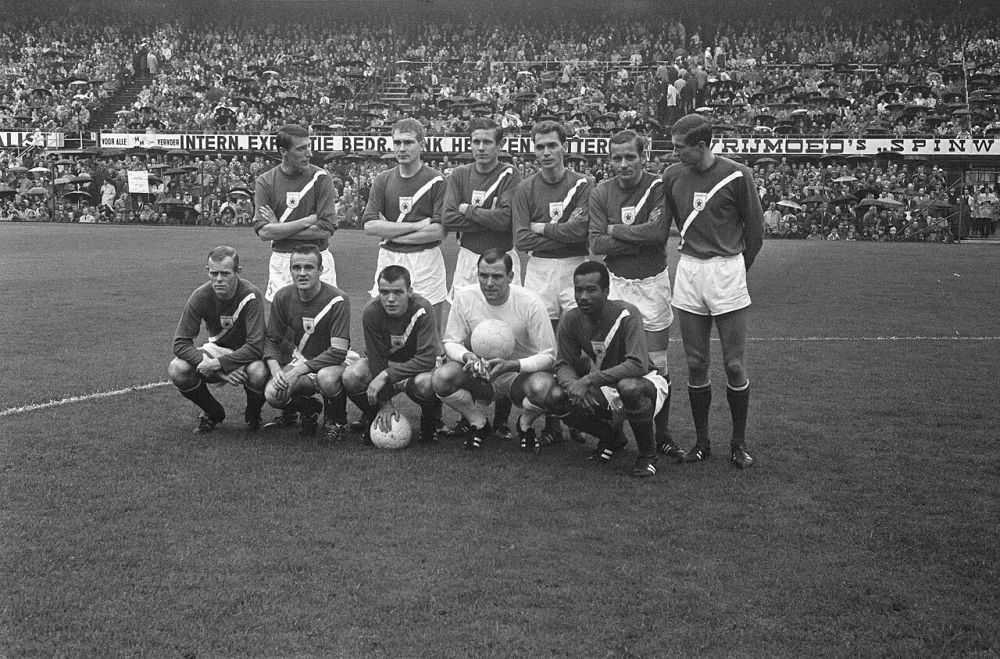 Het elftal van GVAV. Foto: fotograaf onbekend / Anefo, Nationaal Archief (CC0).