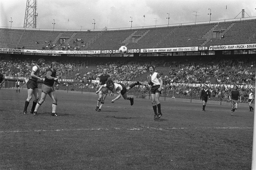 Rinus Israël maakt een doelpunt voor Feyenoord. Foto: fotograaf onbekend / Anefo, Nationaal Archief (CC0).