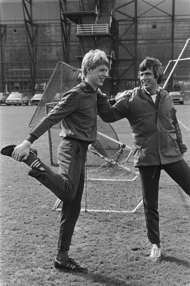 Training Feyenoord i.v.m. Europacup-II wedstrijd tegen Slavia Sofia , Petursson (l) krijgt extra training van de fysiotherapeut Van Breukelen. Foto: Hans van Dijk / Anefo, Nationaal Archief (CC0).