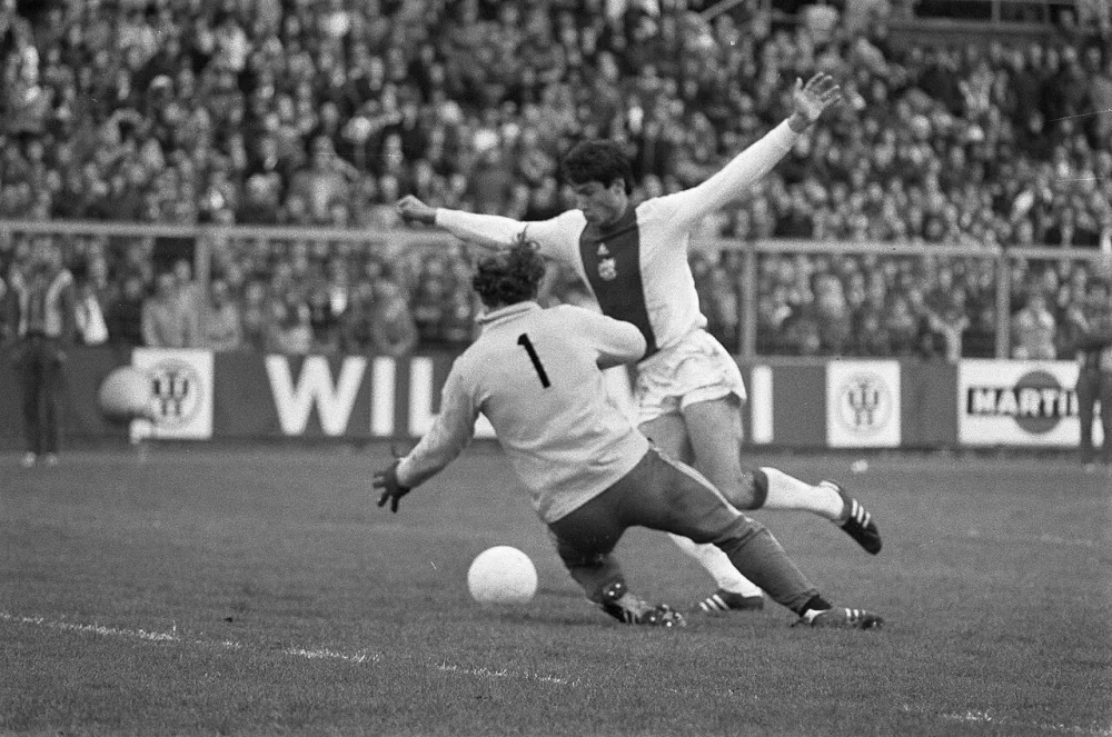 Feyenoord-doelmanTreytel brengt Ajax-aanvaller Ling ten val en veroorzaakt een penalty. Foto: fotograaf onbekend / Anefo, Nationaal Archief (CC0).
