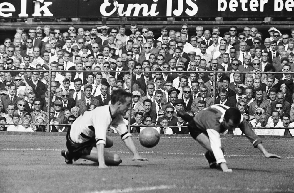 Feyenoord tegen DOS 4-2, Coen Moulijn struikelt. Foto: Eric Koch / Anefo, Nationaal Archief (CC0).
