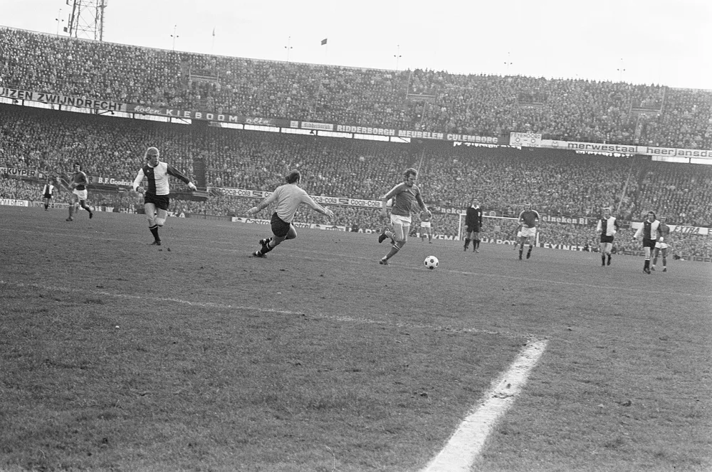 Feyenoord tegen PSV 2-3, Van de Kerkhoff scoort 1-0, midden Treytel, links Rijsbergen. Foto: Rob Mieremet / Anefo, Nationaal Archief (CC0).