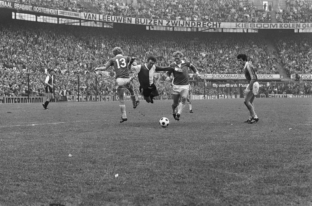 Ben Wijnstekers (midden) wordt ten val gebracht: penalty. Foto: Rob C. Croes / Anefo, Nationaal Archief (CC0).